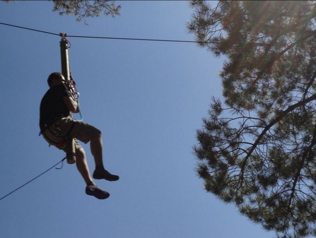  Assis sur la tyrolienne vers l'arbre 